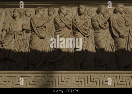 L'Art roman en Italie. Ara Pacis Augustae. Frise de procession. Détail. Le soulagement. Du côté nord d'origine. Musée de l'Ara Pacis. Rome. Banque D'Images