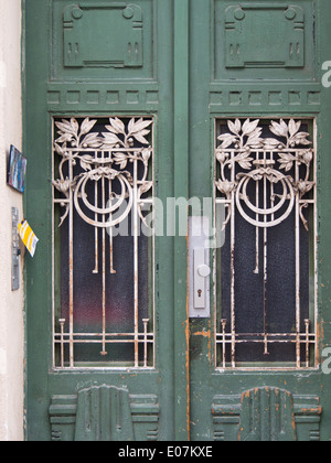 Porte d'entrée verte avec des obturations en verre blanc et fer forgé, sticky note sur la sonnette, Vienne Autriche Banque D'Images