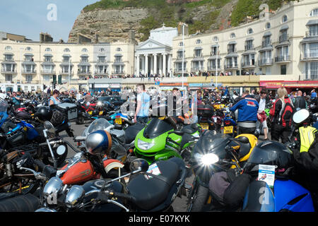 Hastings, Royaume-Uni. Le 05 mai, 2014. Des milliers de motos se rassemblent à Hastings pour l'assemblée annuelle mai au Jack in the Green Festival, East Sussex, England, GB Banque D'Images