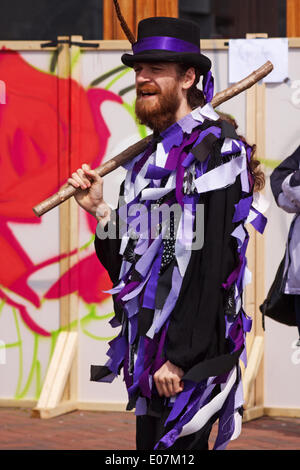Morris anonyme divertir avec leurs danses Morris et de la musique dans le cadre de Poole Street Arts Festival sur le quai pour célébrer la Journée de mai Vacances de Banque Crédit : Carolyn Jenkins/Alamy Live News Banque D'Images