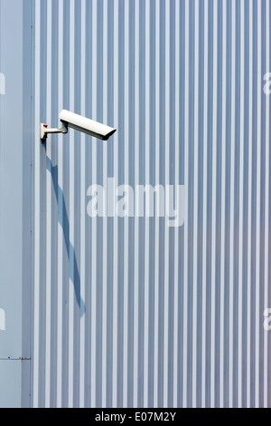 Caméra de surveillance sur mur industriel Banque D'Images