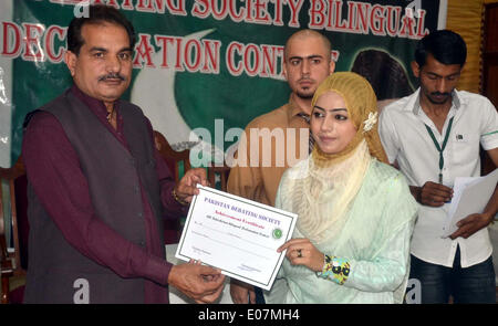 Directeur adjoint de l'Afzal Suleri attribution des prix parmi les élèves qui ont obtenu en position de concurrence débat organisé par le Pakistan de discussion tenue au Government College Road Kuwari de Quetta le Lundi, Mai 05, 2014. Banque D'Images