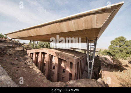 Le soutien de l'UNESCO sur la roche taillée église de Bet Medhane Alem à Lalibela, Ethiopie Banque D'Images