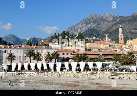 Vue sur la vieille ville ou quartier historique avec le menton Musée Jean Cocteau conçu par Rudy Ricciotti sur le front de mer Menton Alpes-Maritimes France Banque D'Images