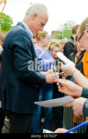 Wolverhampton, Royaume-Uni. 5 mai, 2014. Mick McCarthy, signe des autographes avant de Jody Craddock's testimonial pour célébrer ses 10 ans à Wolverhampton Wanderers. Le jeu a réuni des anciens joueurs des loups et Sunderland, et recueilli des fonds pour l'Hôpital pour enfants de Birmingham. Le côté de Sunderland Niall Quinn inclus et Kevin Phillips. Crédit : Paul Swinney/Alamy Live News Banque D'Images