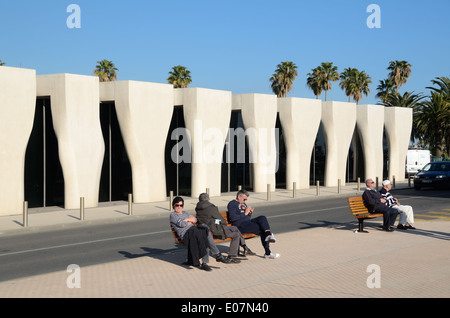 Front de mer, front de mer, l'Esplanade ou Promenade du Soleil en face de la Musée Jean Cocteau par Rudy Ricciotti Menton Alpes-Maritimes France Banque D'Images