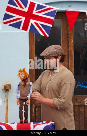 Si le chapeau vous va rejoindre l'armée aujourd'hui, une partie de Poole Street Arts Festival sur le quai pour célébrer la Journée de mai Vacances de Banque Crédit : Carolyn Jenkins/Alamy Live News Banque D'Images