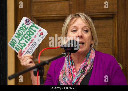 Penny Hicks, un activiste de longue date de SWP avec le message "pas plus d'austérité" au Rally annuel de mai 2014 de Salford.Les conseils syndicaux des métiers de Manchester, Salford, Bury et Oldham ont organisé cette année l'événement du jour de mai, avec le thème "Un avenir meilleur pour toutes nos communautés" pour célébrer la journée internationale des travailleurs.Les travailleurs se sont rassemblés à Bexley Square pour entendre des orateurs avant de marcher vers les jardins de la cathédrale.Cette année, les thèmes comprenaient l'opposition aux réductions, à la taxe de chambre et à la fracturation. Banque D'Images