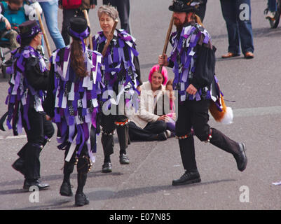 Morris anonyme divertir avec leurs danses Morris et de la musique dans le cadre de Poole Street Arts Festival sur le quai pour célébrer la Journée de mai Vacances de Banque Crédit : Carolyn Jenkins/Alamy Live News Banque D'Images