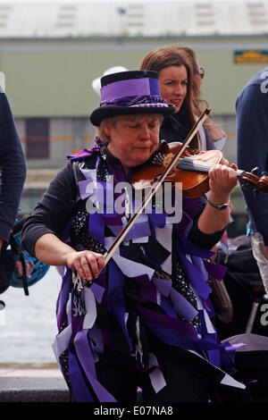 Morris anonyme divertir avec leurs danses Morris et de la musique dans le cadre de Poole Street Arts Festival sur le quai pour célébrer la Journée de mai Vacances de Banque Crédit : Carolyn Jenkins/Alamy Live News Banque D'Images