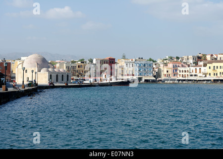 Port Vénitien avec des janissaires mosquée ottomane sur le bord de la ville de Chania Crète Grèce situé sur Banque D'Images