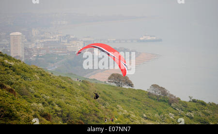 Un parapentiste tire le meilleur de l'accueil chaleureux de l'ascendance thermique au large de Beachy Head aujourd'hui près de Eastbourne Banque D'Images