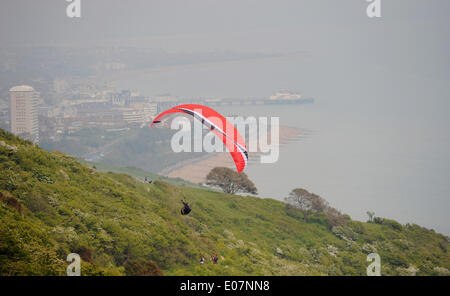 Un parapentiste tire le meilleur de l'accueil chaleureux de l'ascendance thermique au large de Beachy Head aujourd'hui près de Eastbourne Banque D'Images