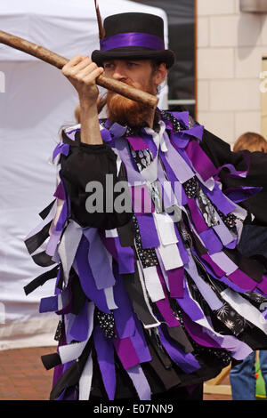 Morris anonyme divertir avec leurs danses Morris et de la musique dans le cadre de Poole Street Arts Festival sur le quai pour célébrer la Journée de mai Vacances de Banque Crédit : Carolyn Jenkins/Alamy Live News Banque D'Images