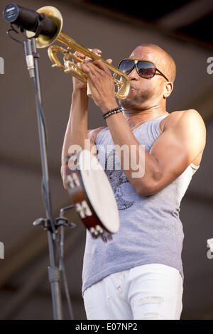 4 mai 2014 - La Nouvelle Orléans, Louisiane, États-Unis - Trombone Shorty (aka TROY ANDREWS) il se produit avec son groupe, Trombone Shorty & Orleans Avenue, de Nola Jazz Fest de La Nouvelle-Orléans, Louisiane (crédit Image : © Daniel DeSlover/ZUMAPRESS.com) Banque D'Images