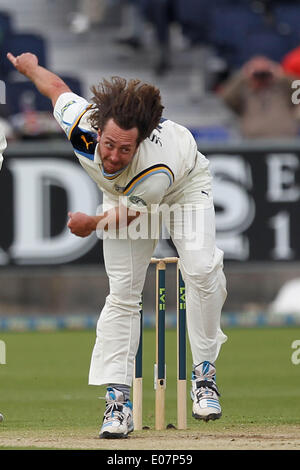 Chester Le Street, au Royaume-Uni. 5e mai 2014. Yorkshire's Ryan Sidebottom en action le jour deux de la LV County Championship Division One match entre CCC Durham & Yorkshire CCC au Emirates Durham ICG Örnsköldsvik le lundi 5 mai 2014. Credit : Mark Fletcher/Alamy Live News Banque D'Images