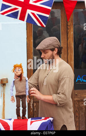 Si le chapeau vous va rejoindre l'armée aujourd'hui, une partie de Poole Street Arts Festival sur le quai pour célébrer la Journée de mai Vacances de Banque Crédit : Carolyn Jenkins/Alamy Live News Banque D'Images