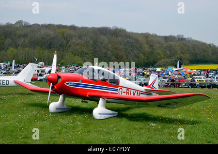 Un Jodel DR-1051 avion léger construit en 1963 stationné à l'Aérodrome de Popham, Hampshire pendant un événement. Banque D'Images