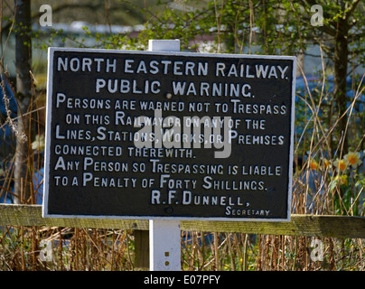 North Eastern Railway avis d'avertissement. Le Sud Tynedale Railway, Alston, Cumbria, Angleterre, Royaume-Uni, Europe. Banque D'Images