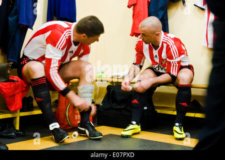 Wolverhampton, Royaume-Uni. 5 mai, 2014. Niall Quinn et Kevin Phillips renouvellent leur partenariat pour le témoignage de Jody Craddock à Wolverhampton Wanderers. Le match, joué à Molineux, recueilli des fonds pour l'Hôpital pour enfants de Birmingham. Crédit : Paul Swinney/Alamy Live News Banque D'Images