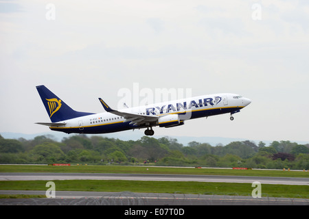 Un Boeing 737 de Ryanair qui décolle de l'aéroport de Manchester. Banque D'Images