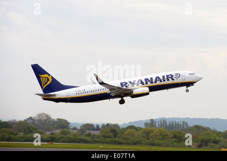 Un Boeing 737 de Ryanair qui décolle de l'aéroport de Manchester. Banque D'Images