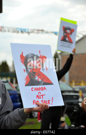 À London, en Ontario, les manifestants se rassemblent à l'extérieur du Club Marconi lors d'une visite par le premier ministre canadien Stephen Harper. Banque D'Images