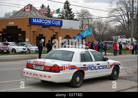 À London, en Ontario, les manifestants se rassemblent à l'extérieur du Club Marconi lors d'une visite par le premier ministre canadien Stephen Harper. Banque D'Images