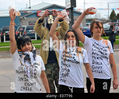 À London, en Ontario, les manifestants se rassemblent à l'extérieur du Club Marconi lors d'une visite par le premier ministre canadien Stephen Harper. Banque D'Images