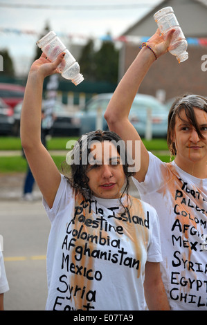 À London, en Ontario, les manifestants se rassemblent à l'extérieur du Club Marconi lors d'une visite par le premier ministre canadien Stephen Harper. Banque D'Images