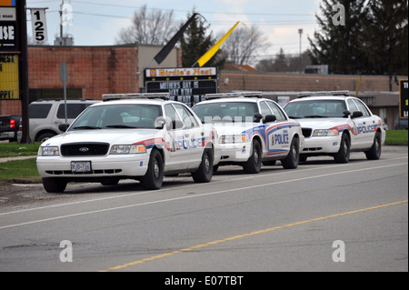 À London, en Ontario, les manifestants se rassemblent à l'extérieur du Club Marconi lors d'une visite par le premier ministre canadien Stephen Harper. Banque D'Images