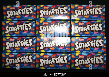 Chocolat Smarties photographié sur un fond noir. Banque D'Images