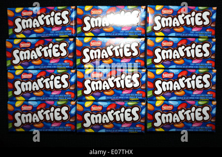 Chocolat Smarties photographié sur un fond noir. Banque D'Images