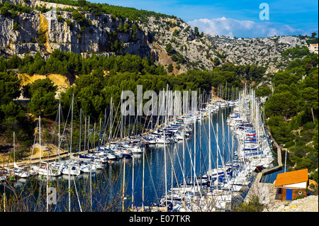 Europe, France, Bouches-du-Rhone, Cassis. Voiliers dans les Calanques de Port Miou. Banque D'Images