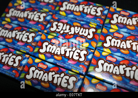 Chocolat Smarties photographié sur un fond noir. Banque D'Images