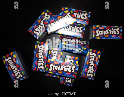 Chocolat Smarties photographié sur un fond noir. Banque D'Images