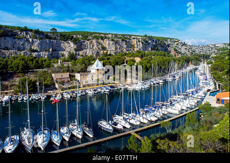 Europe, France, Bouches-du-Rhone, Cassis. Voiliers dans les Calanques de Port Miou. Banque D'Images