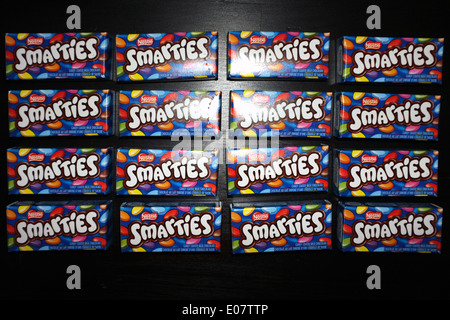 Chocolat Smarties photographié sur un fond noir. Banque D'Images