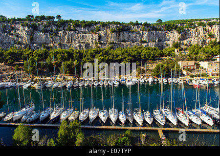 Europe, France, Bouches-du-Rhone, Cassis. Voiliers dans les Calanques de Port Miou. Banque D'Images