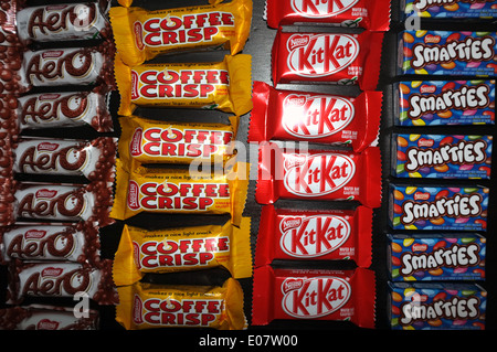 Aero, Coffee Crisp, Kit Kat chocolat Smarties et photographié sur un fond noir. Banque D'Images