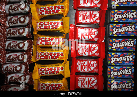 Aero, Coffee Crisp, Kit Kat chocolat Smarties et photographié sur un fond noir. Banque D'Images