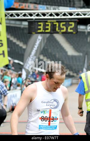 Milton Keynes, Bucks, au Royaume-Uni. 5e mai 2014. Banque de jours de vacances et peut-être le Marathon de Milton Keynes se déroule en temps magnifique. C'est en troisième année, les coureurs race 26.2 miles autour de la les sites populaires et rouge moyens de Milton Keynes : Crédit Styles Neville/Alamy Live News Banque D'Images