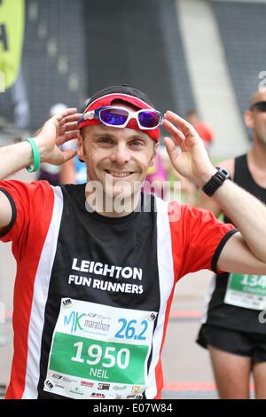 Milton Keynes, Bucks, au Royaume-Uni. 5e mai 2014. Banque de jours de vacances et peut-être le Marathon de Milton Keynes se déroule en temps magnifique. C'est en troisième année, les coureurs race 26.2 miles autour de la les sites populaires et rouge moyens de Milton Keynes : Crédit Styles Neville/Alamy Live News Banque D'Images