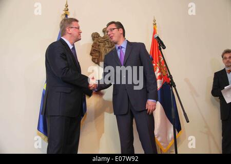 Belgrade, Serbie. 5 mai, 2014. Commissaire européen à l'élargissement Stefan Fuele (L) et le Premier ministre serbe, Aleksandar Vucic assister à une conférence de presse à Belgrade, Serbie, le 5 mai 2014. Le Premier ministre serbe, Aleksandar Vucic a demandé à visiter commissaire européen à l'élargissement Stefan Fuele lundi pour comprendre la décision de ne pas imposer des sanctions à la Russie, et a promis la Serbie se terminer toutes les réformes nécessaires à l'adhésion avant 2019. © Wang Hui/Xinhua/Alamy Live News Banque D'Images