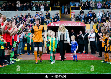 Wolverhampton, Royaume-Uni. 5 mai, 2014. Jody Craddock sort d'une garde d'honneur avec sa famille pour son témoignage pour célébrer les 10 ans au Wolverhampton Wanderers Wolverhampton Wanders a joué contre d'anciens joueurs de son ancien club de Sunderland, la collecte de fonds pour l'Hôpital pour enfants de Birmingham. Le côté de Sunderland Niall Quinn inclus et Kevin Phillips. Crédit : Paul Swinney/Alamy Live News Banque D'Images