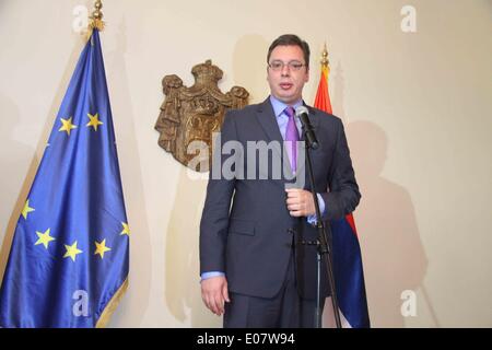 Belgrade, Serbie. 5 mai, 2014. Le Premier ministre serbe, Aleksandar Vucic assiste à une conférence de presse avec le commissaire européen à l'élargissement Stefan Fuele (pas dans le photo) à Belgrade, en Serbie, le 5 mai 2014. Le Premier ministre serbe, Aleksandar Vucic a demandé à visiter commissaire européen à l'élargissement Stefan Fuele lundi pour comprendre la décision de ne pas imposer des sanctions à la Russie, et a promis la Serbie se terminer toutes les réformes nécessaires à l'adhésion avant 2019. © Wang Hui/Xinhua/Alamy Live News Banque D'Images