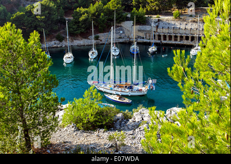 Europe, France, Bouches-du-Rhone, Cassis. Voiliers dans les Calanques de Port Miou. Banque D'Images