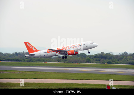 Easyjet avion au décollage à l'aéroport de Manchester Banque D'Images