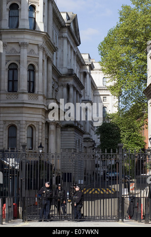 Agents de la police métropolitaine a joint à l'entrée d'gardes DPG Downing Street, Londres, accueil du Premier Ministre Banque D'Images