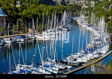 Europe, France, Bouches-du-Rhone, Cassis. Voiliers dans les Calanques de Port Miou. Banque D'Images